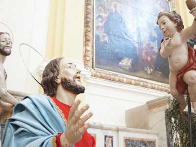 Mentre nella parte destra della chiesa le statue in cartapesta di Ges� e San Pietro circondano un altare marmoreo sormontato da una tela di fine 800. Sono nove �Statue dei Misteri�: antiche sculture si trovano qui dal 2012 ma appartengono da sempre alla Vallisa, nel frattempo divenuta auditorium diocesano. Vengono portate in processione il Venerd� Santo